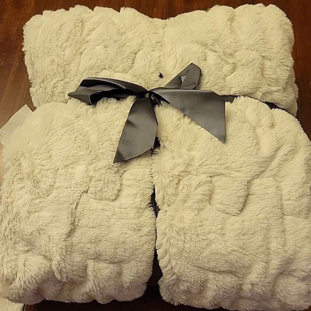Luxurious Light Grey Textured Blanket NEW - Picture 9 of 13